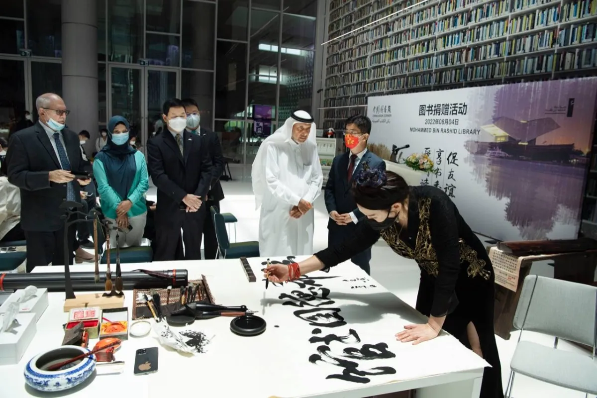 "لي" أثناء خطها لقصيدة الشيخ محمد بن راشد. الصورة من "وام"