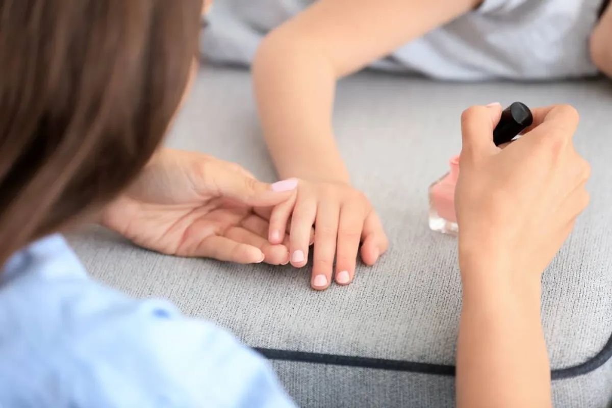 تطبيق طلاء الأظافر على الأريكة