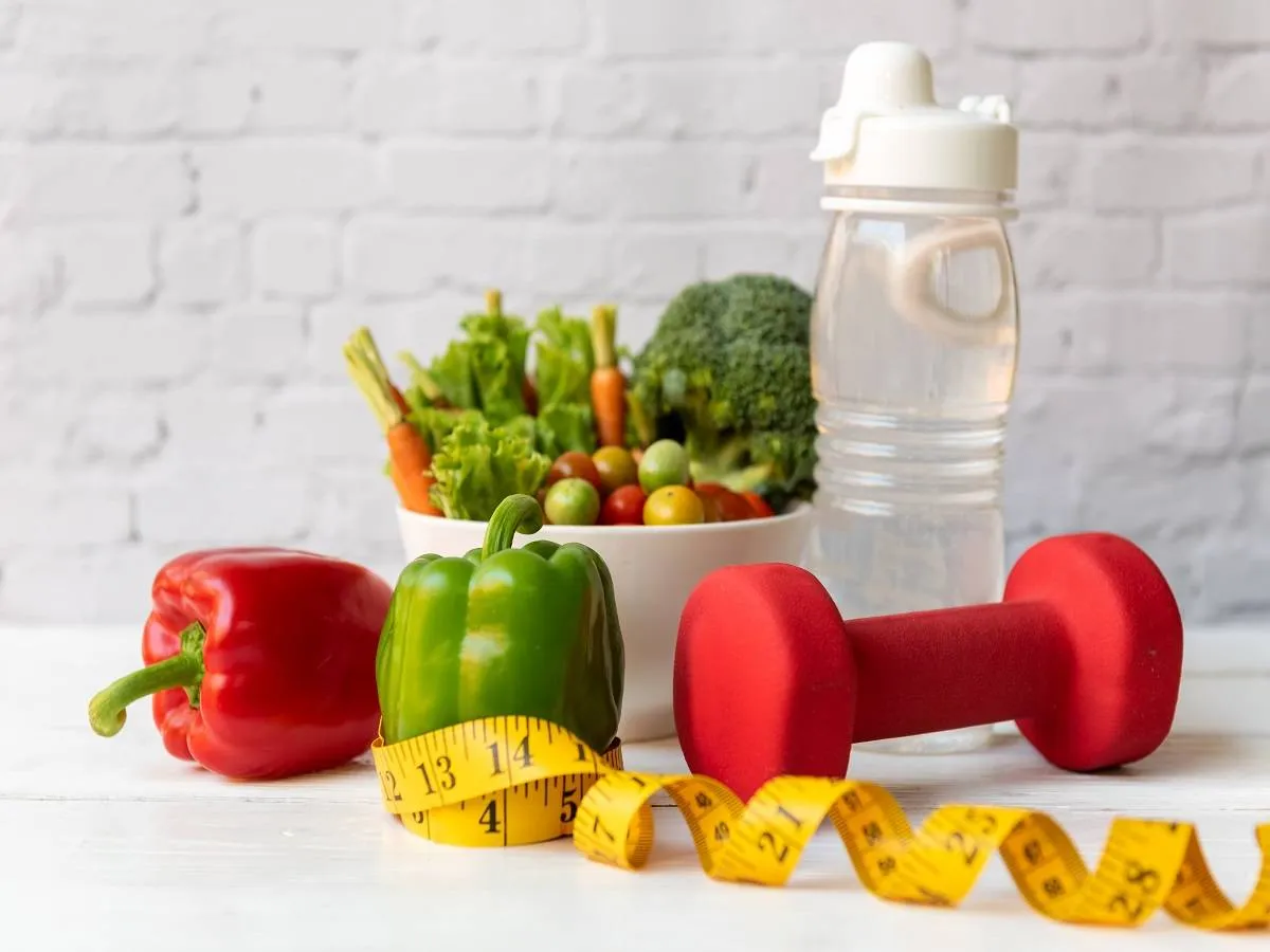 تناول نظام غذائي صحي وتقليل المشروبات السكرية والإقلاع عن التدخين من أفضل طرق التخلص من الدهون الحشوية