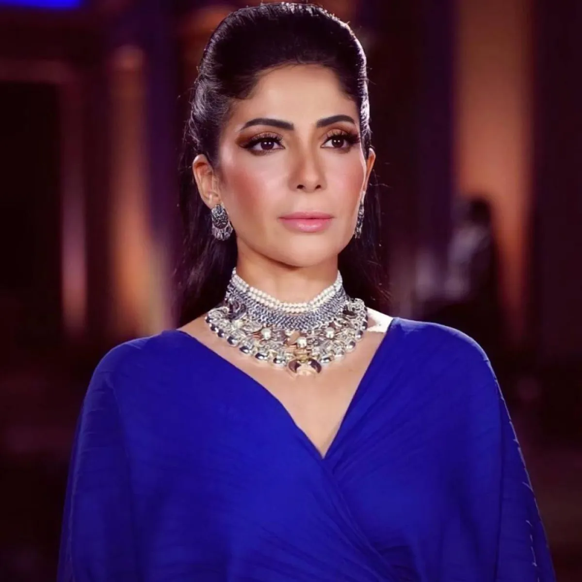 منى زكي بمجوهرات فخمة بتصميم فرعوني-الصورة من حساب النجمة على انستغرام