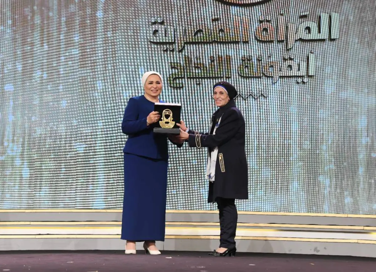 السيدة الأولى انتصار السيسي تكرّم رجاء حسين - الصورة من حساب السيدة الأولى انتصار السيسي على فيسبوك