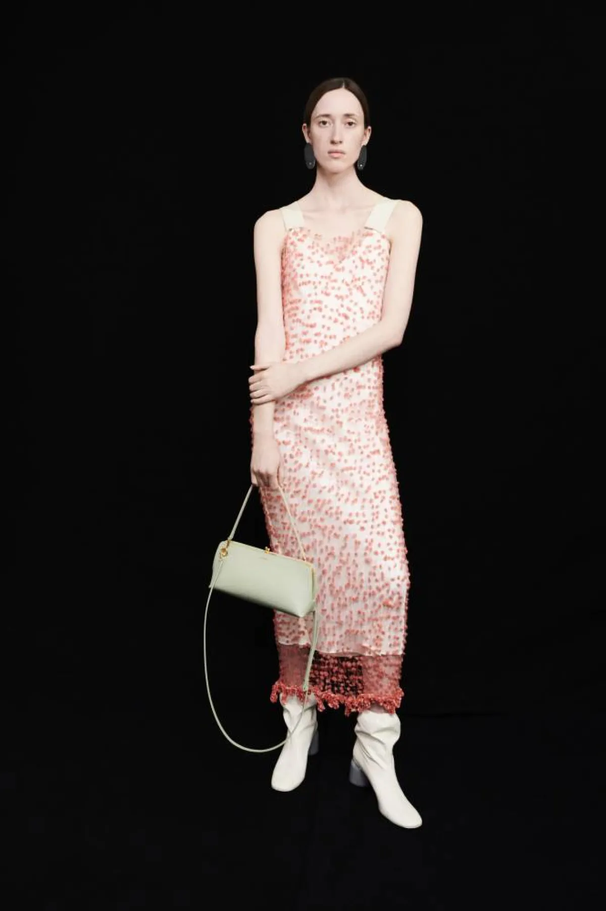 موديلات حقائب باللون الأبيض من عروض ما قبل خريف 2022