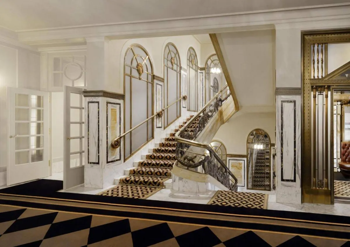 الكلاسيكية تجلّ على تفاصيل فندق بريستول