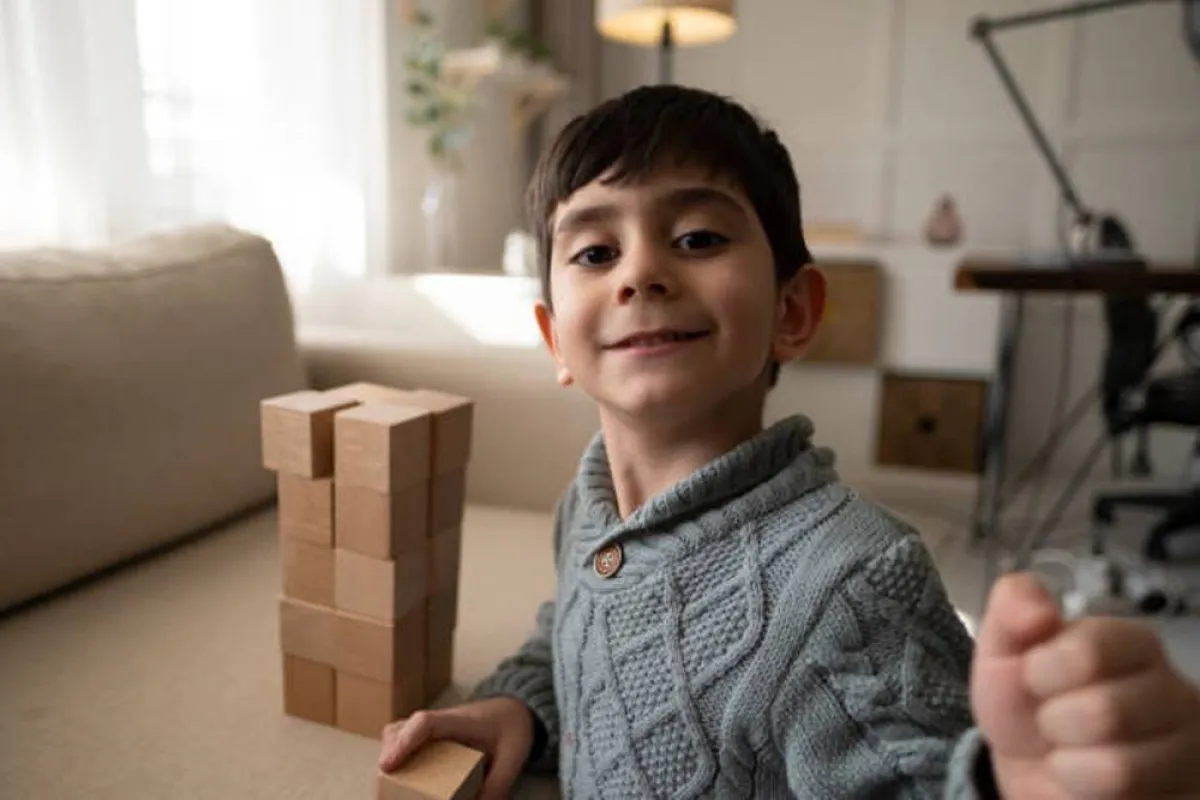 صورة تظهر سعادة طفل لديه القدرة على اتخاذ قرار في حياته