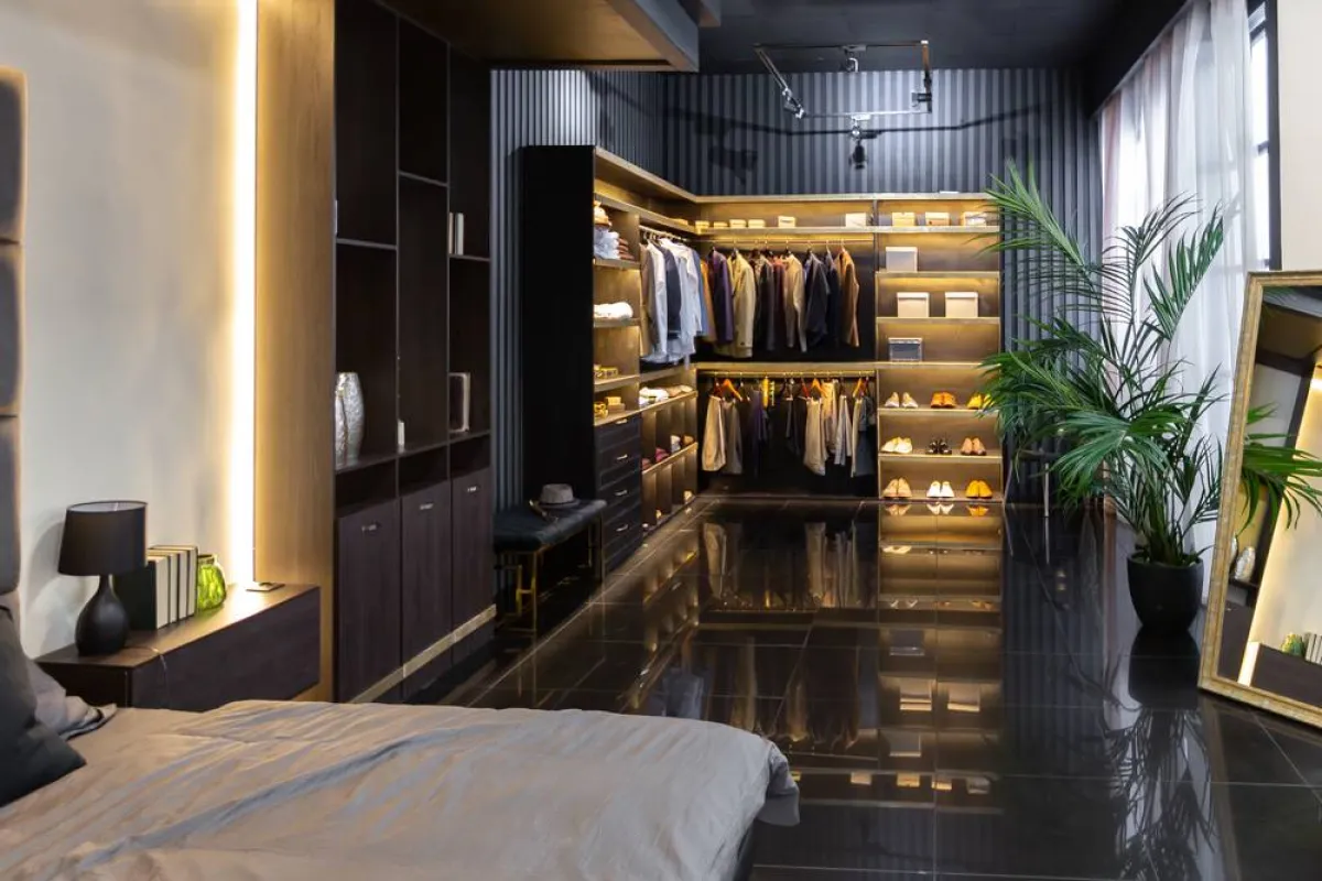 غرفة ملابس مفتوحة على حيّز النوم