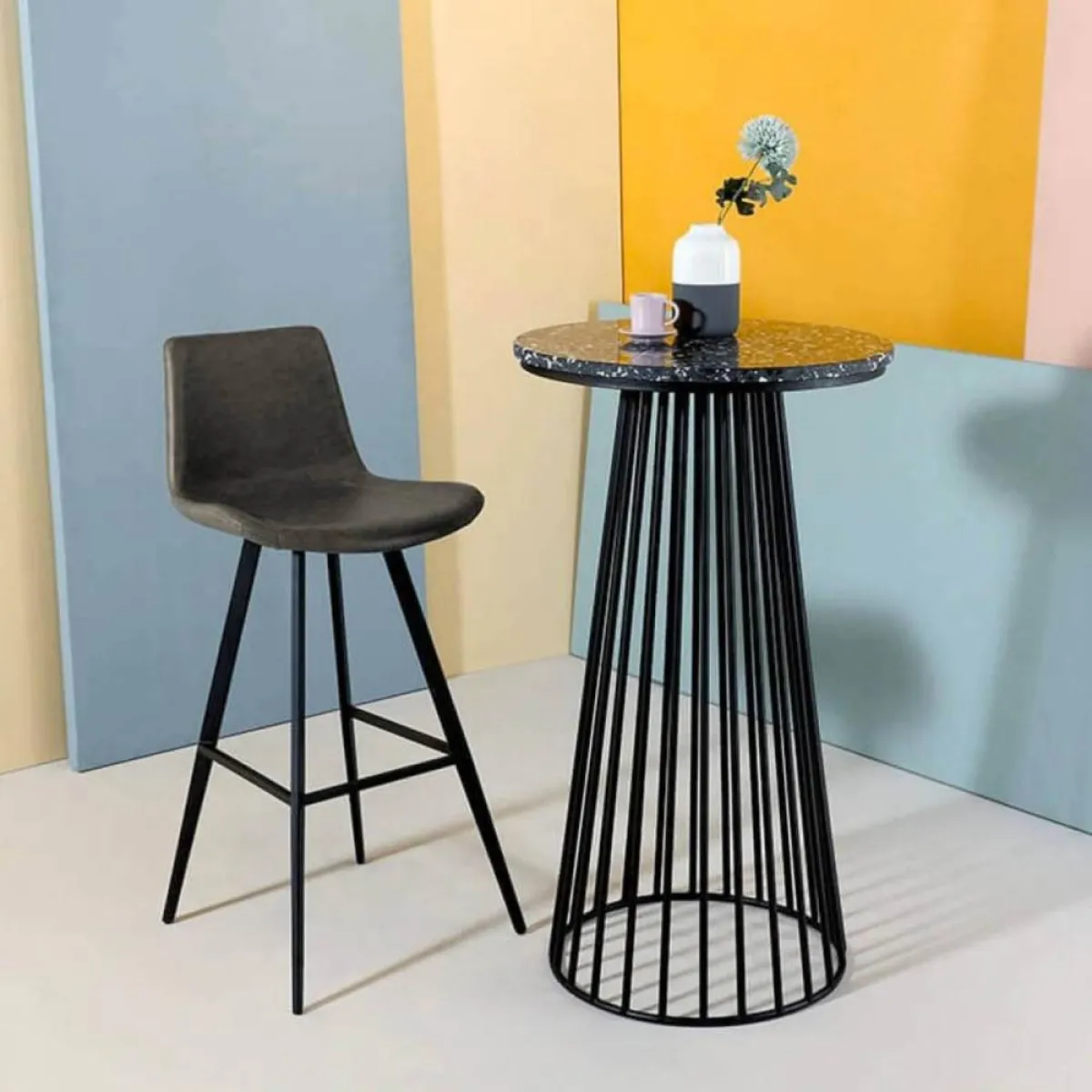 طاولة ذات سطح مستدير من مادة التيرازو 