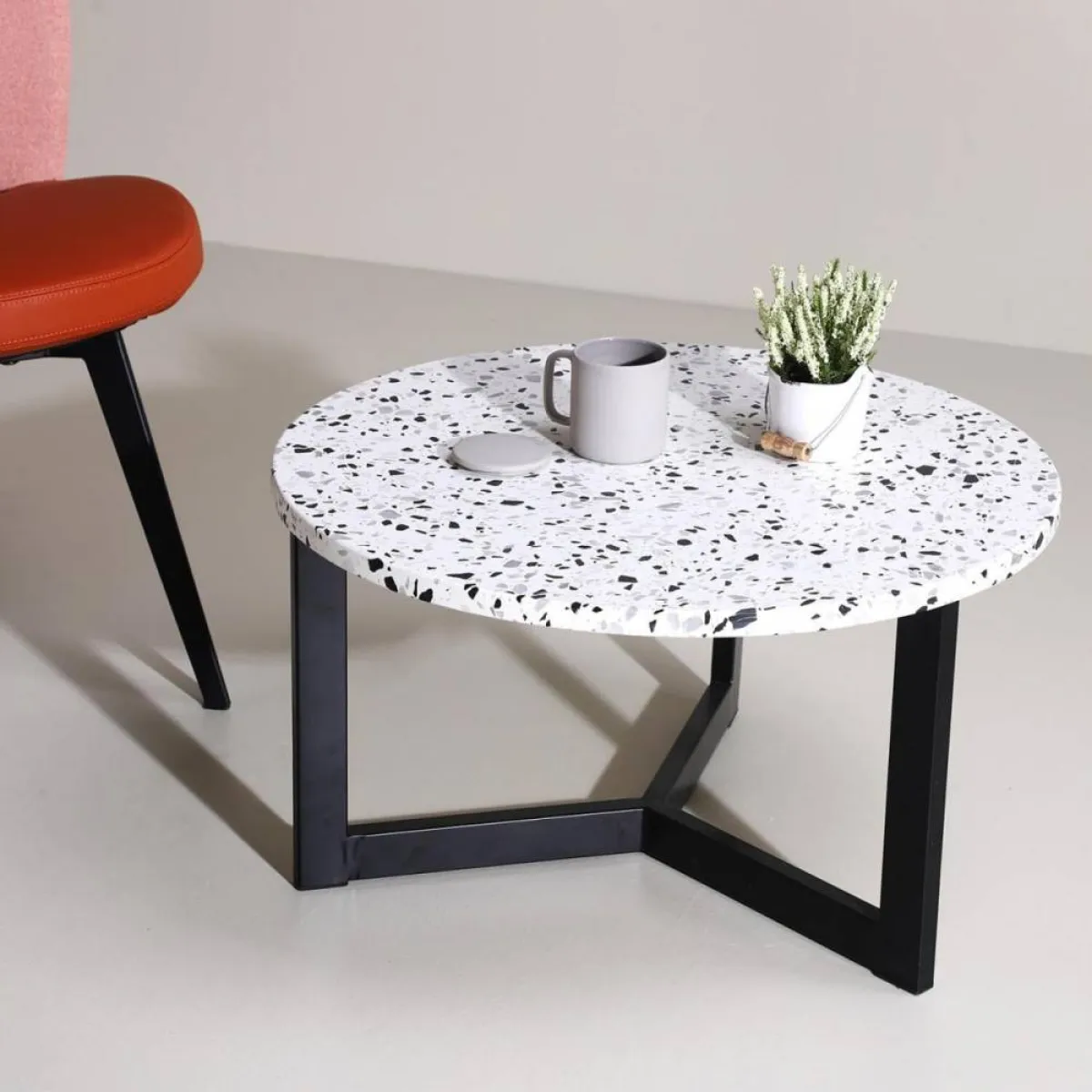 طاولة ذات سطح مشغول من مادة التيرازو