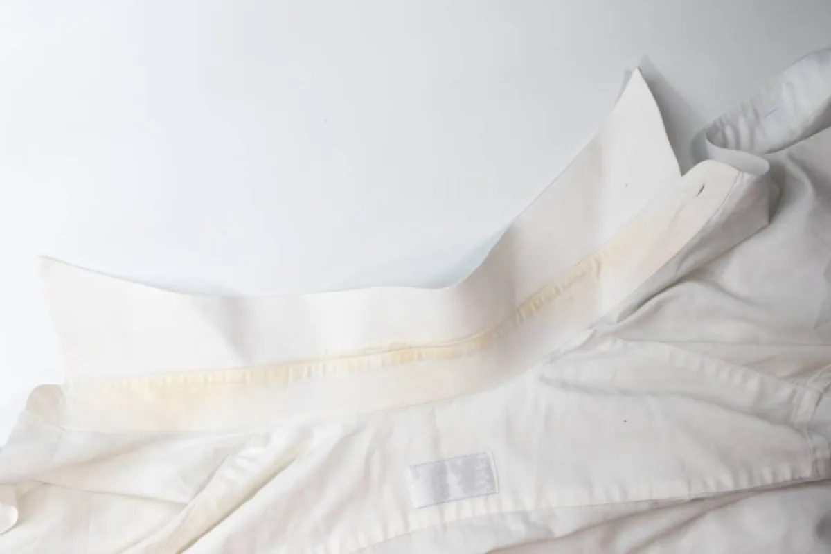 قميص ملطّخ ببقع صفراء مزعجة