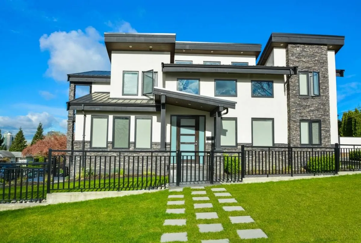 السور الحديد متين