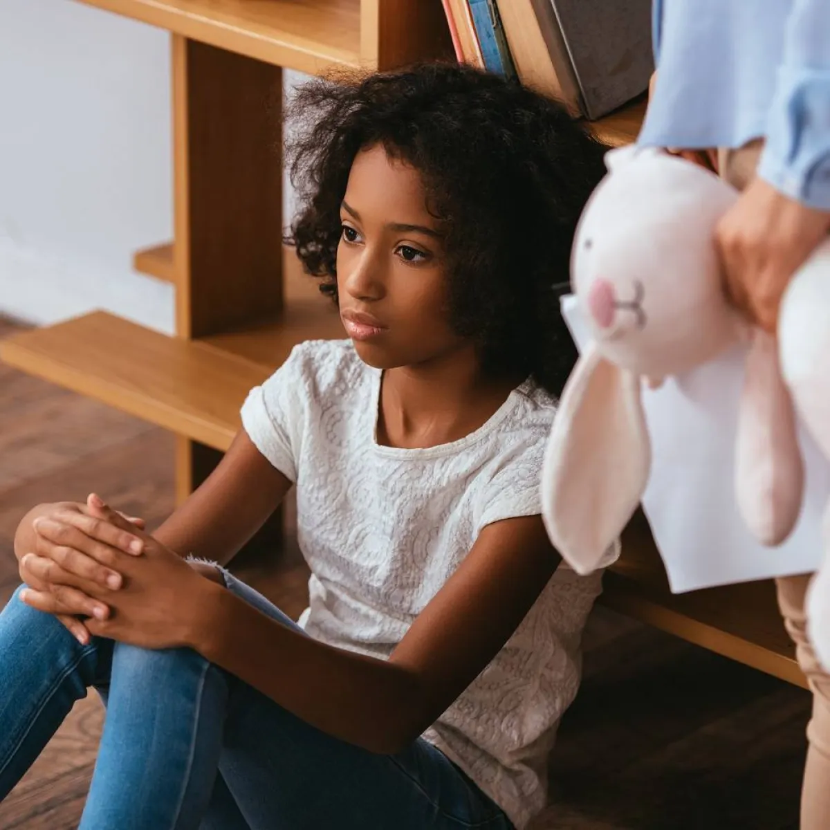 صورة لطفلة تفضل الجلوس وحدها