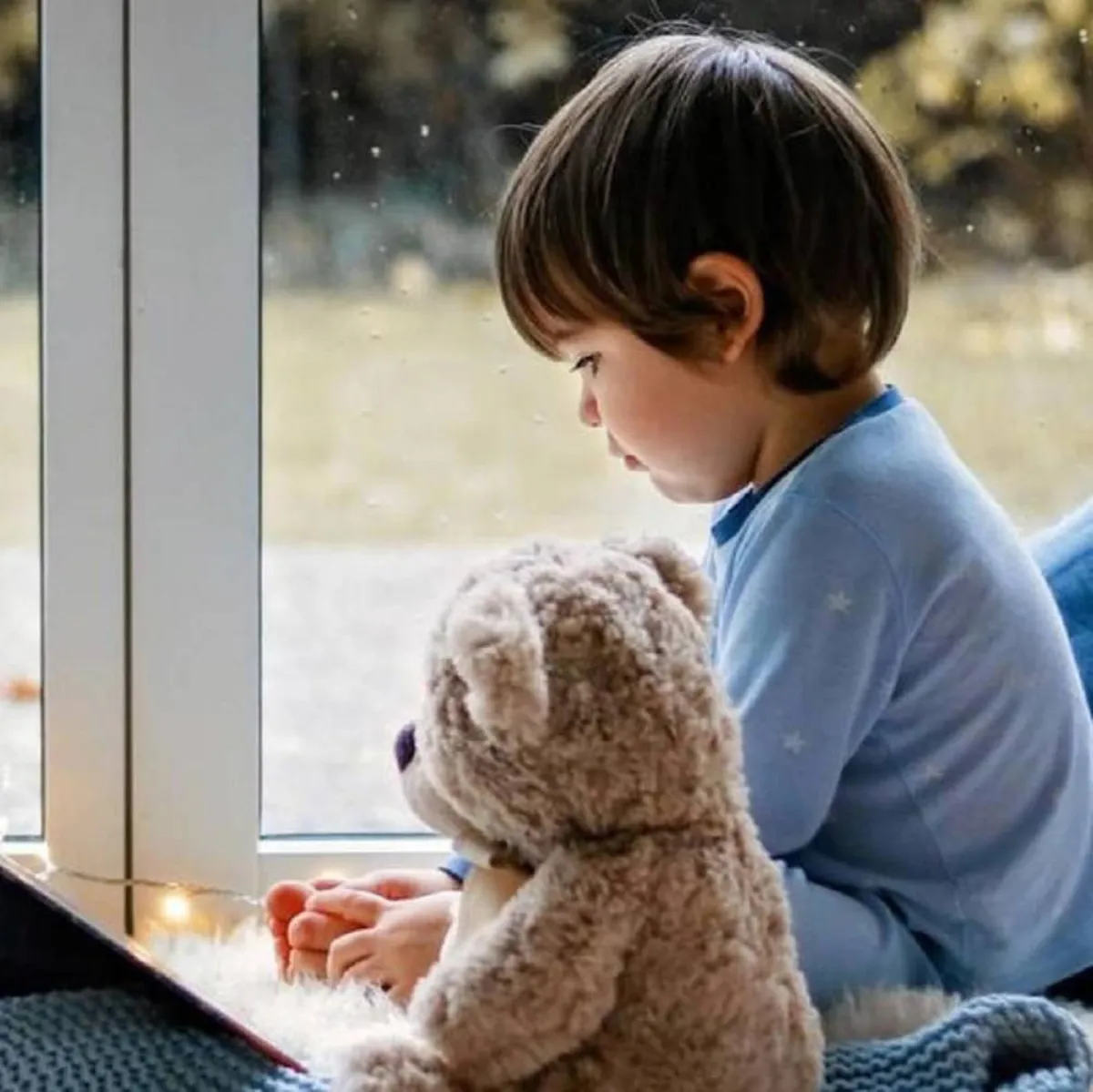 صورة لطفل يعزل نفسه