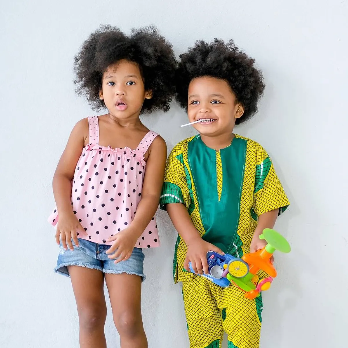 صورة لطفلتين تتشاركان اللعب