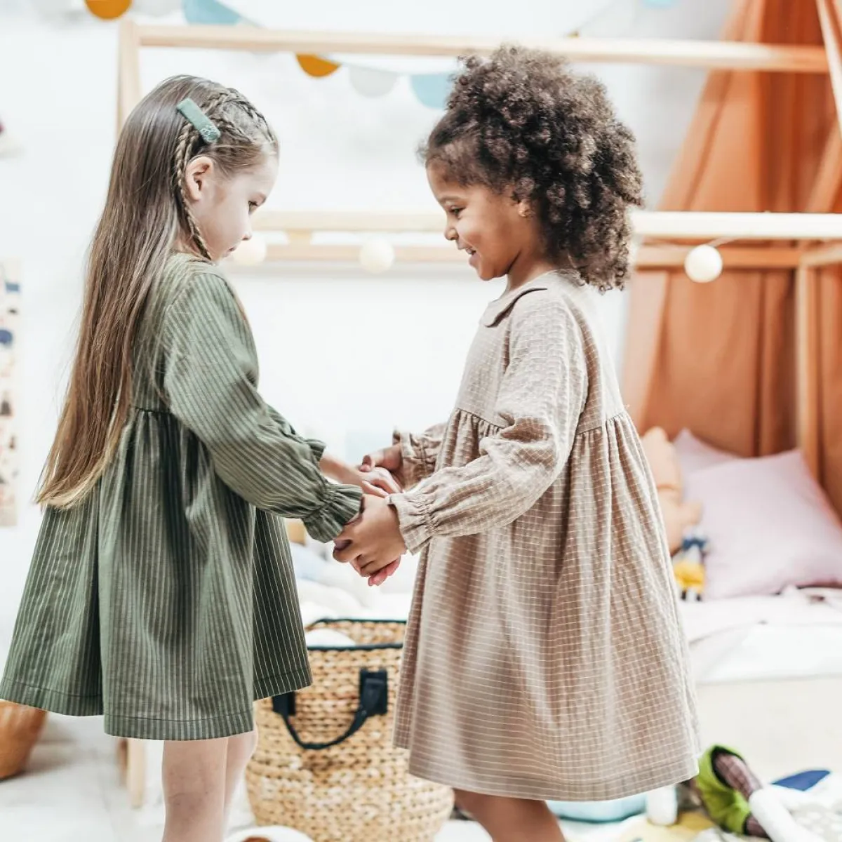 صورة لطفلتين