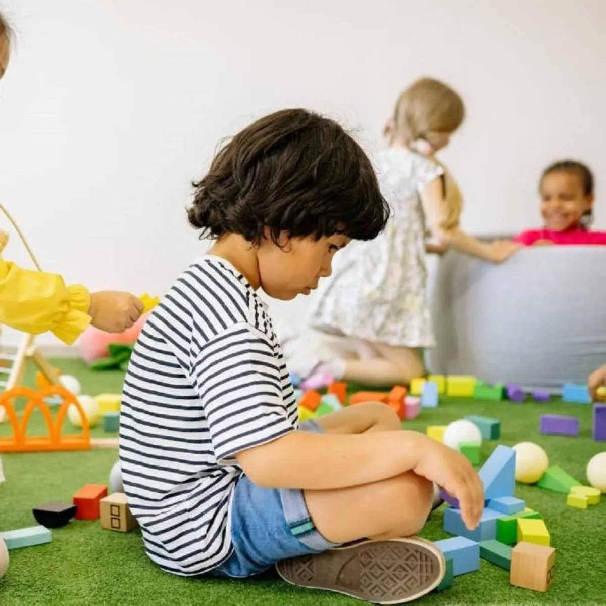 طفل يفضل اللعب وحده