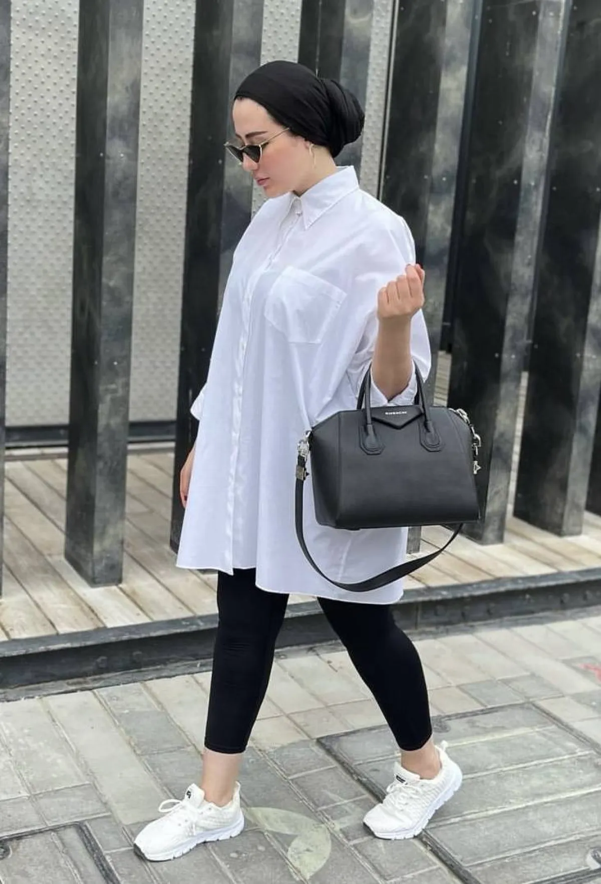 شهد ناصر باطلالة حيادية الالوان