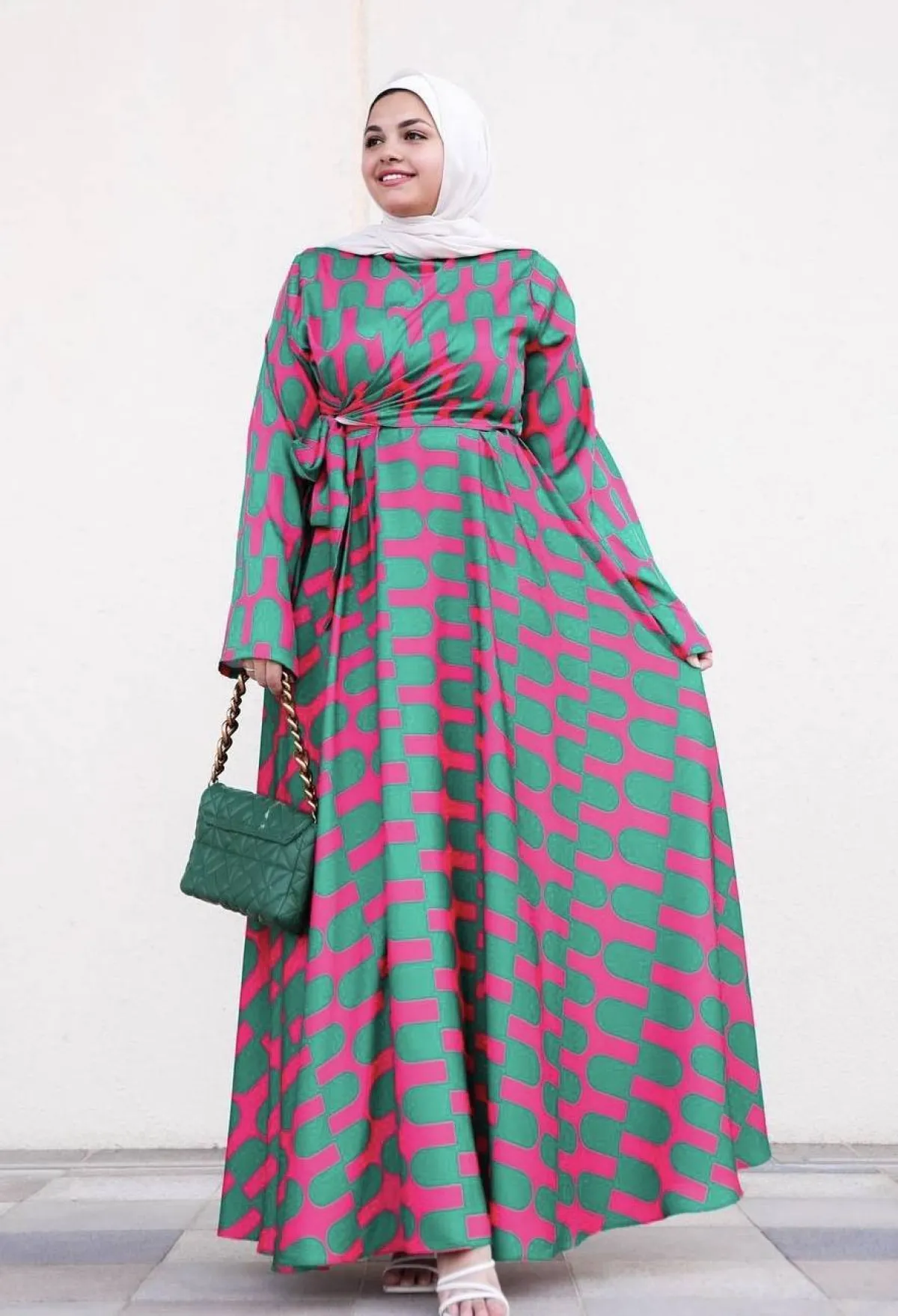 اية فوزي بفستان الساتان