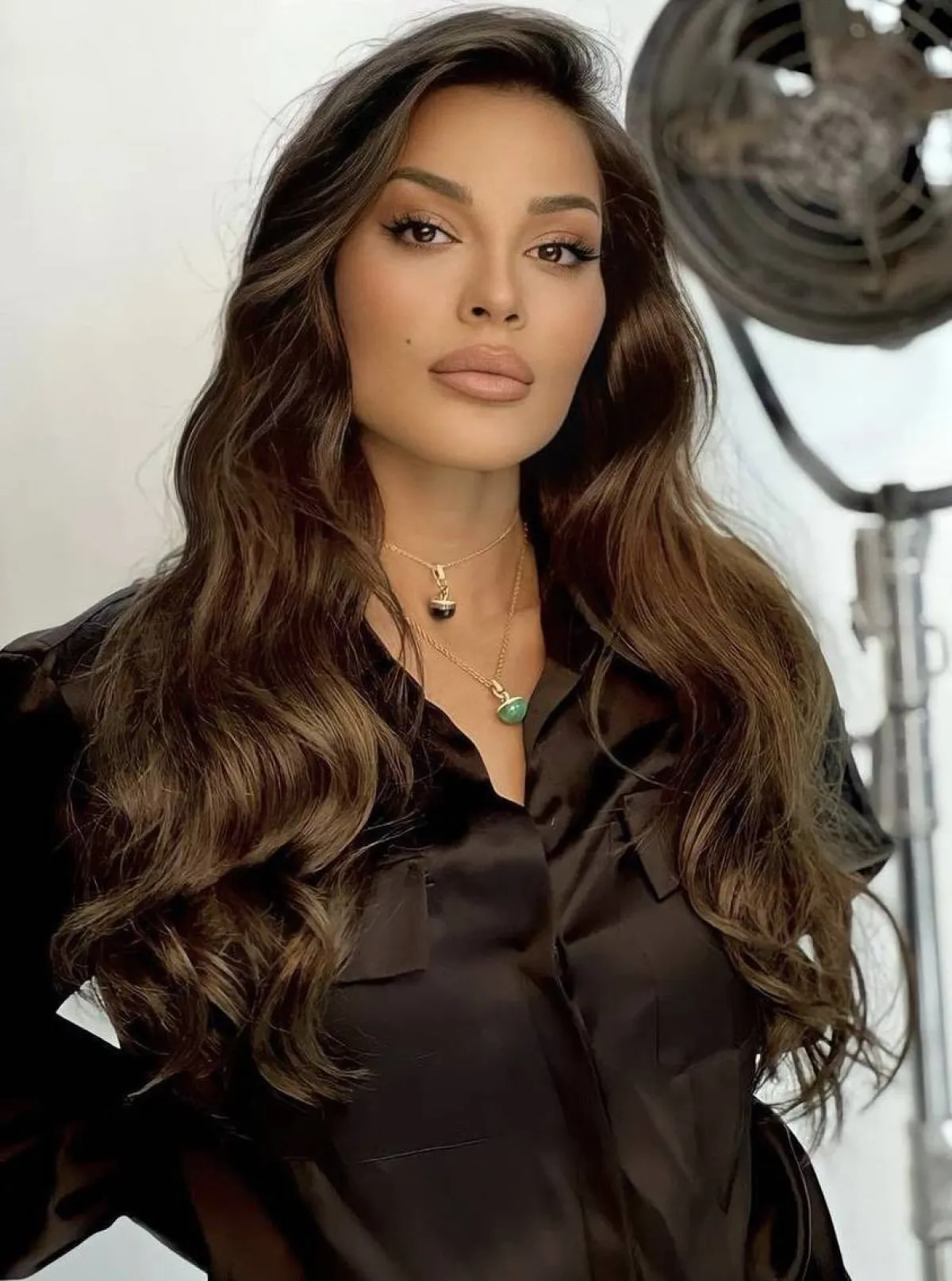 نادين نجيم بقلادات الأحجار الكريمة