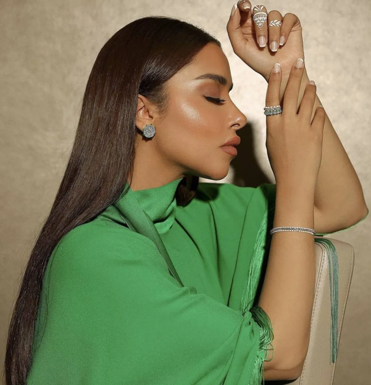 بلقيس فتحي بمجوهرات مرصعة الأحجار الكريمة