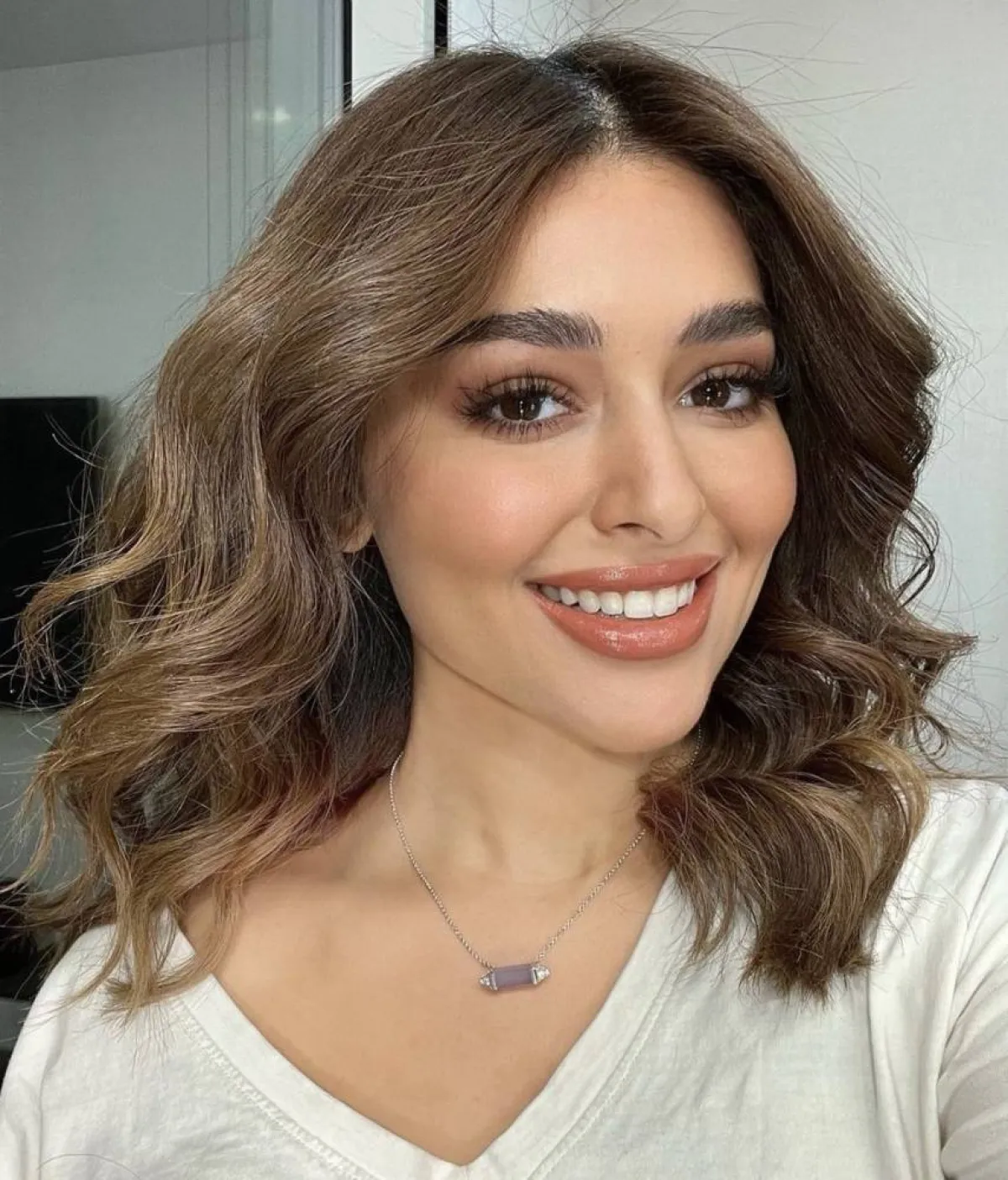 ألين سليمان بقلادة ملونة