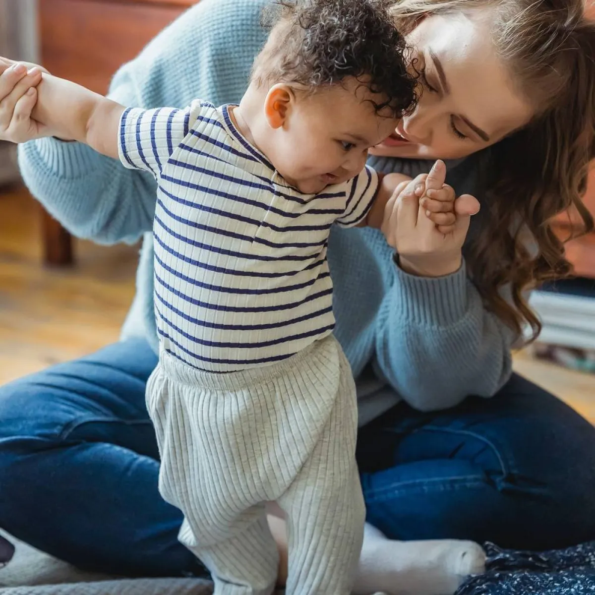 صورة لطفل يتعلم المشي