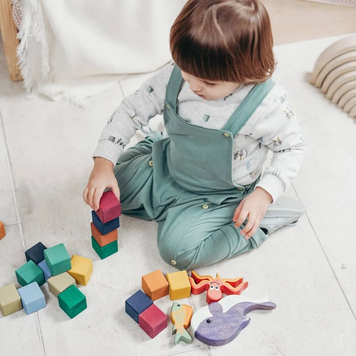 صورة لطفل يمسك بالمكعبات