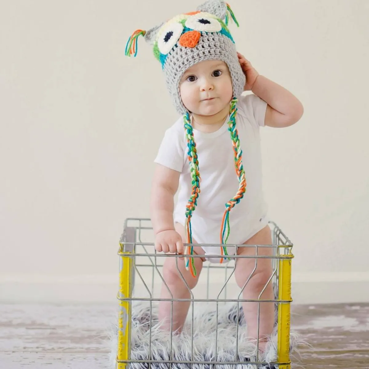 صورة لطفل يقف وحده