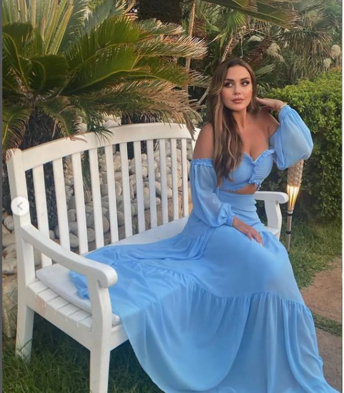 زينب نصر فياض ترتدي فستاناً ازرق