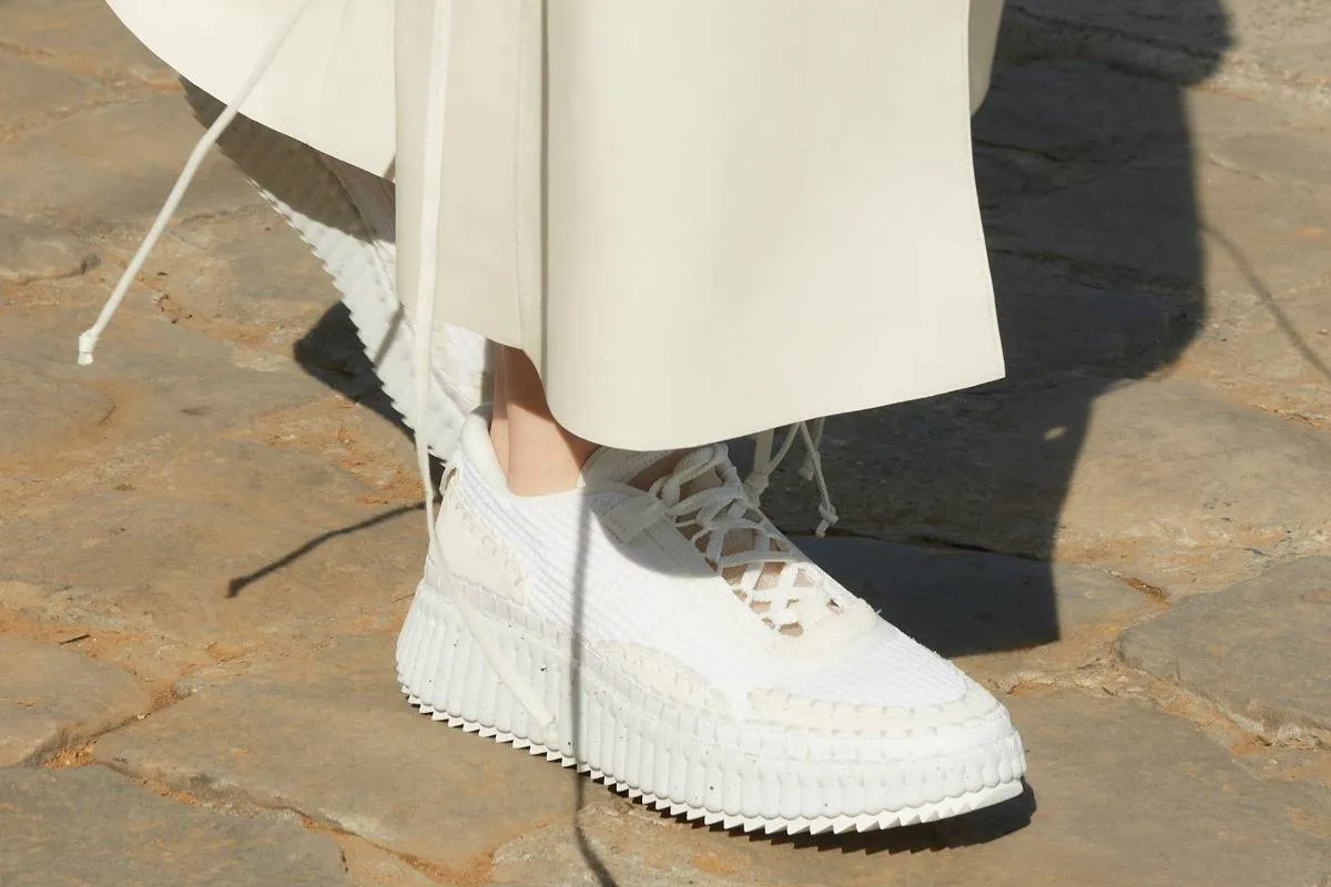موديلات أحذية رياضية باللون الأبيض
