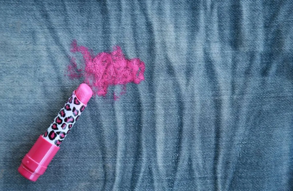 أحمر الشفاه يلوّث نسيج الملابس