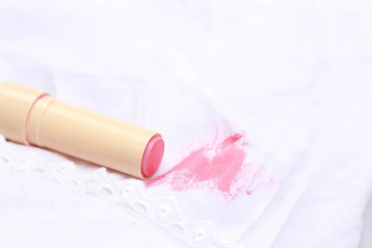 بقع أحمر الشفاه