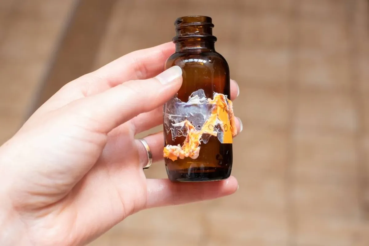 مواد فعّالة في نزع أي مادة لاصقة عن الزجاج