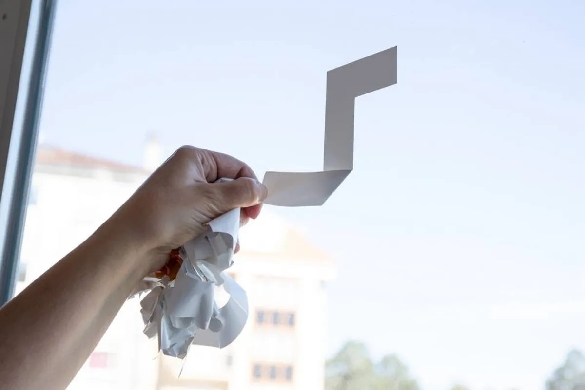 اللاصق على النافذة الزجاج