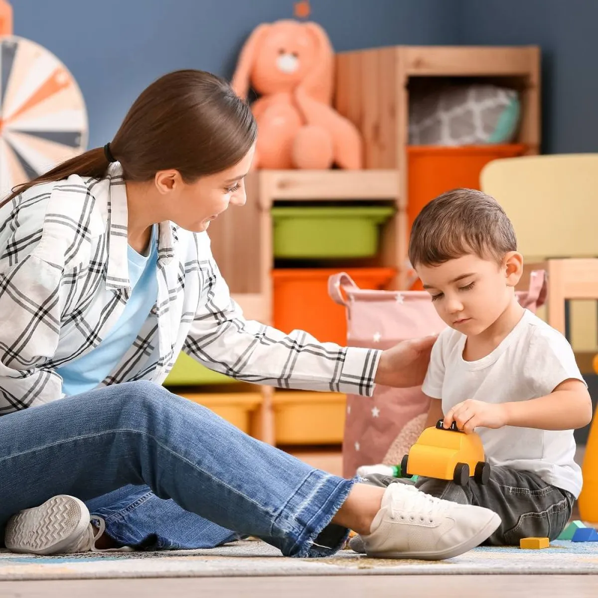 صورة لمعلمة الروضة وطفل