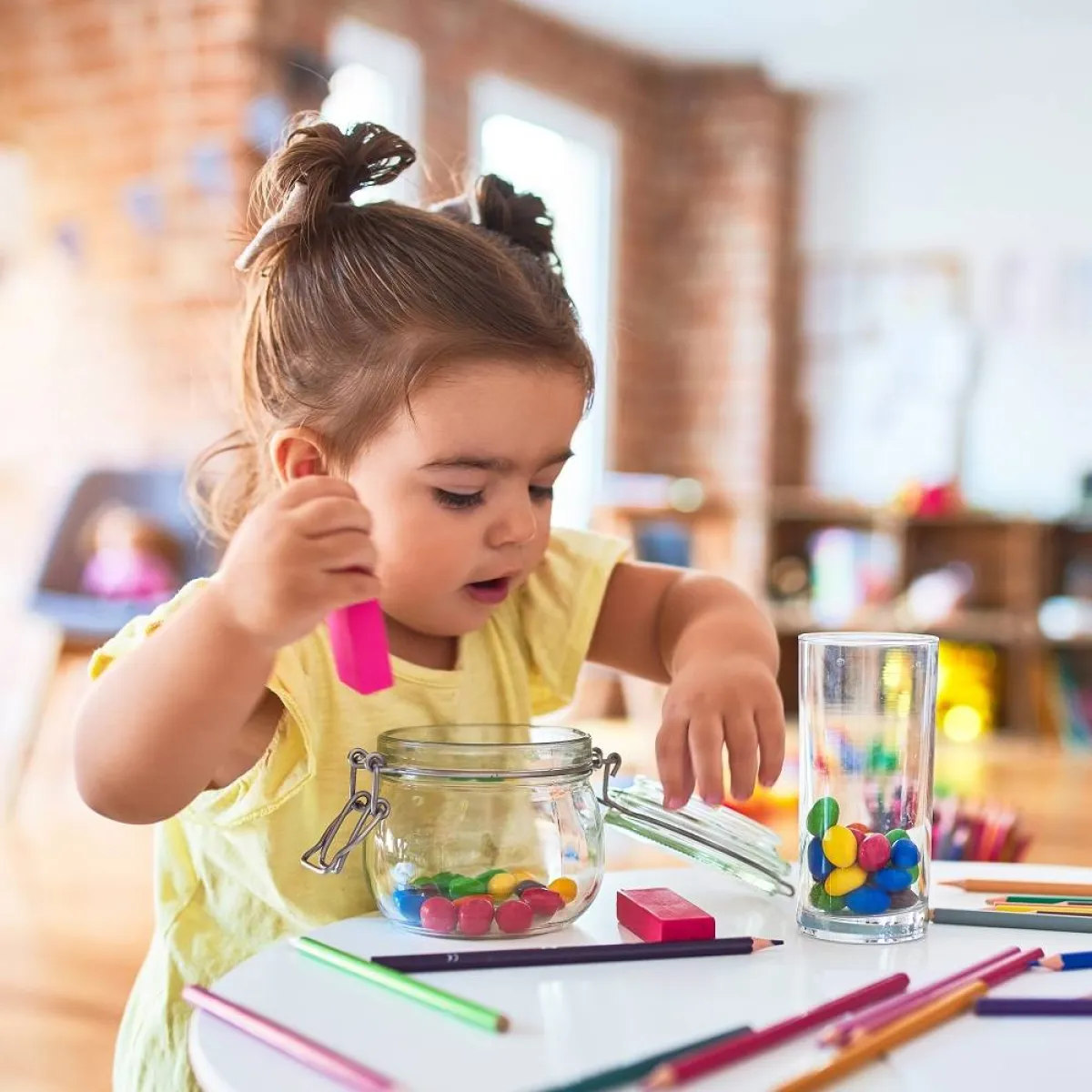 صورة لطفلة تلعب بشغف