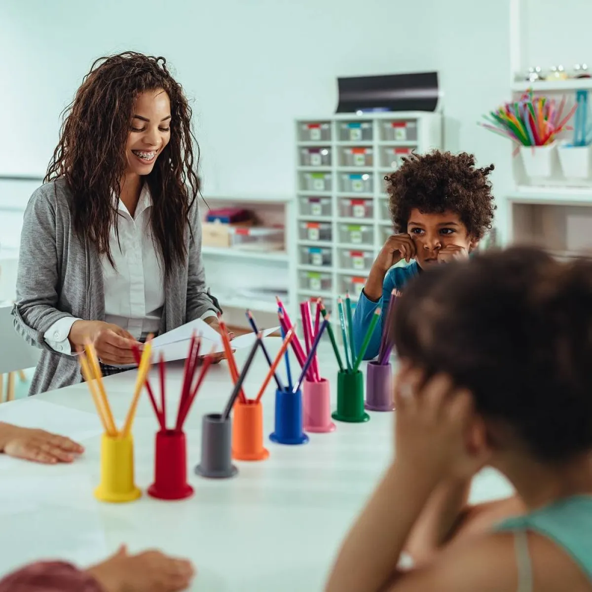 صورة لحضانة تضم معلمة وأطفالاً