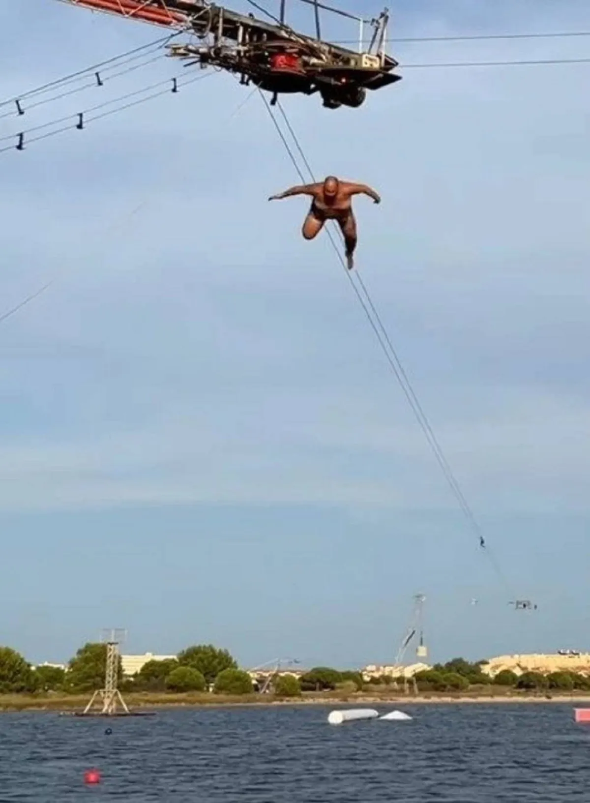 لا ماسكوت ينفذ غطس الموت