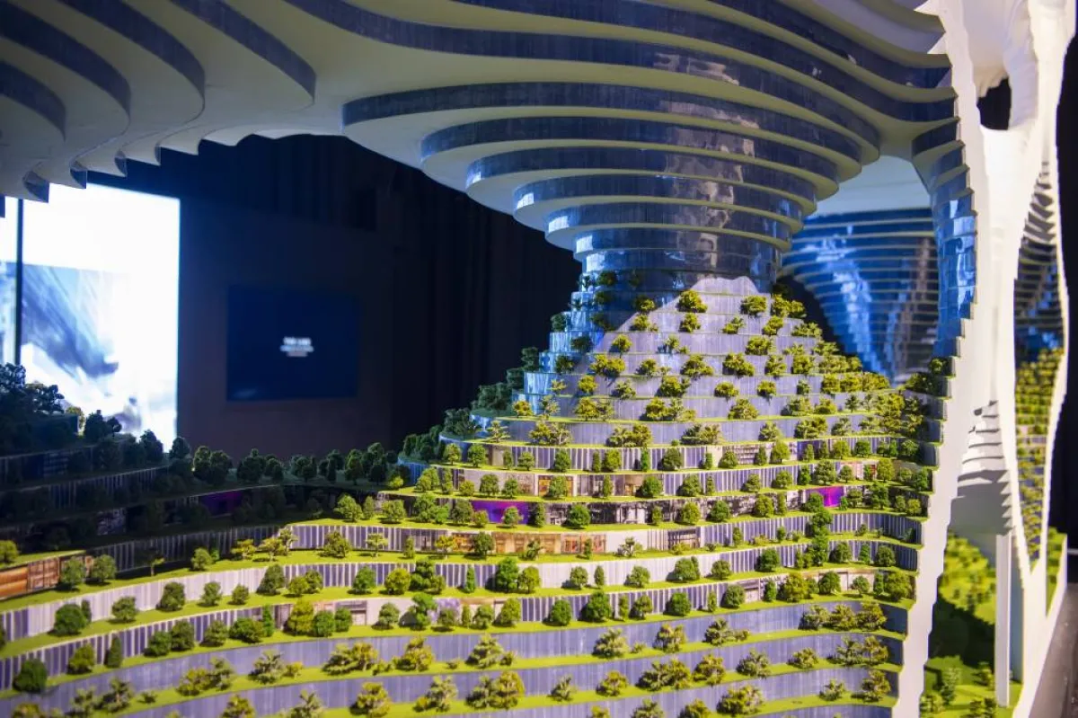 أمير منطقة مكة المكرمة في زيارة لمعرض "ذا لاين" بجدة سوبردوم- الصورة من حساب الإمارة على تويتر 