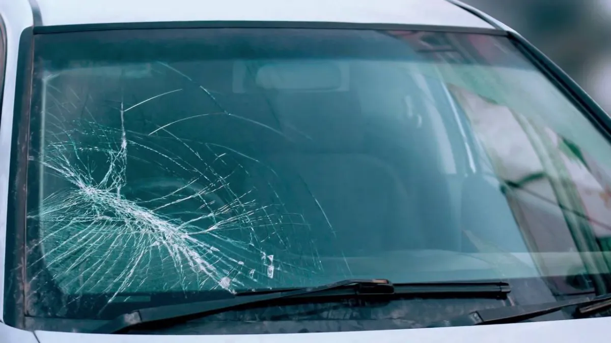 أسباب تشقق الزجاج الأمامي للسيارة