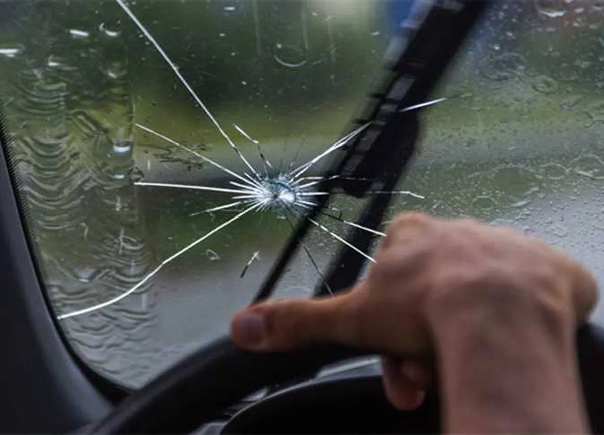 أسباب تشقق الزجاج الأمامي للسيارة