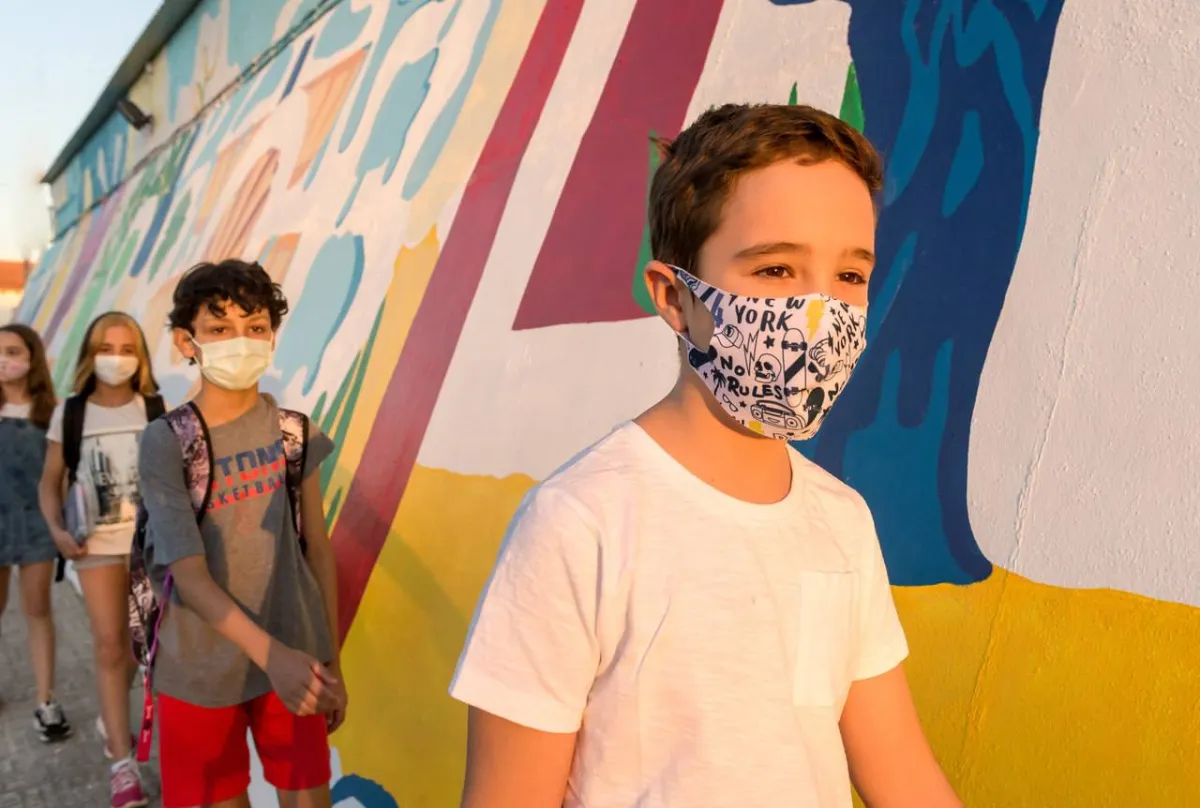 صورة لأطفال المدارس بالأقنعة