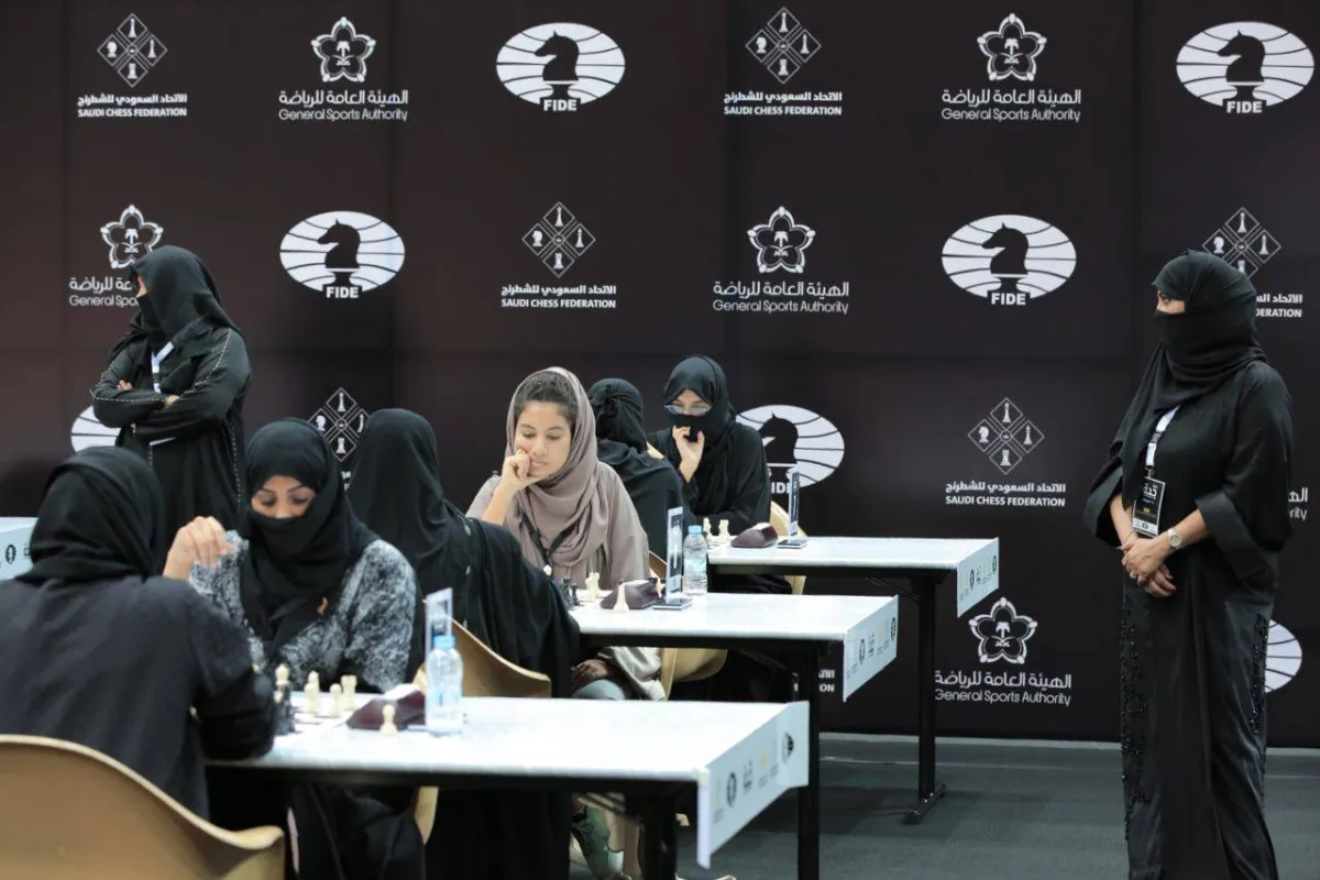 ممارسة الفتيات للعب الشطرنج