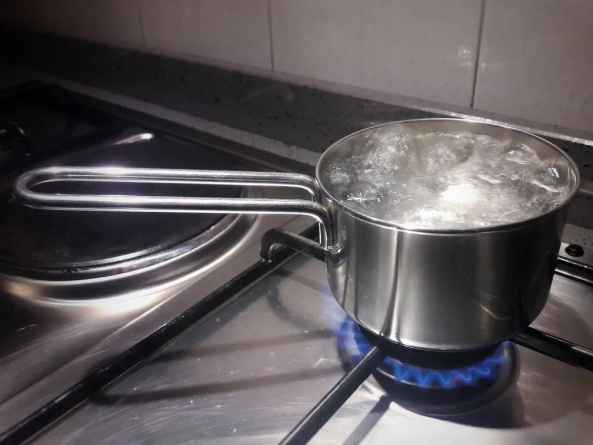 طريقة مبتكرة في كي الملابس من دون مكواة