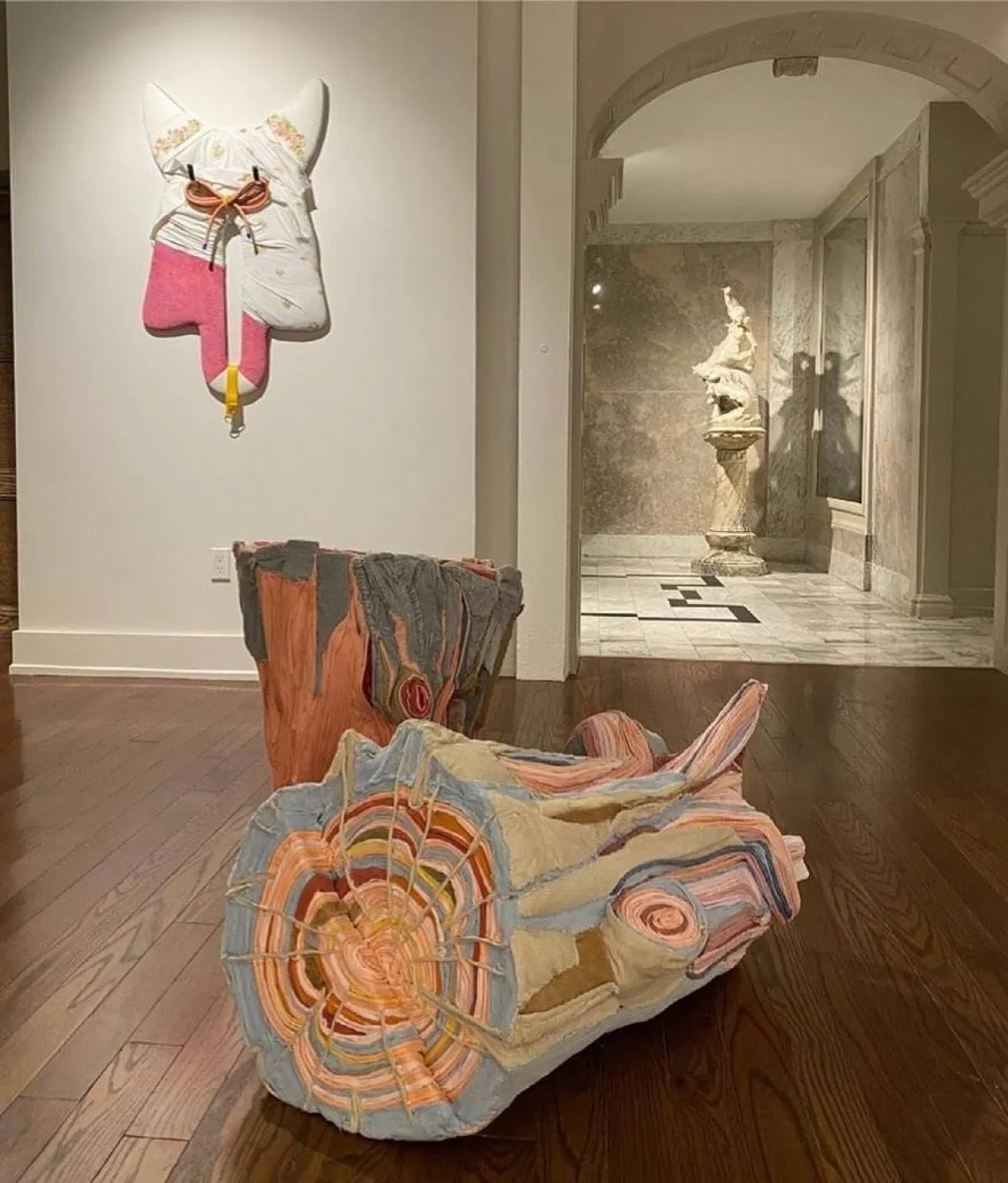 منحوتات جذوع أشجار من الملابس