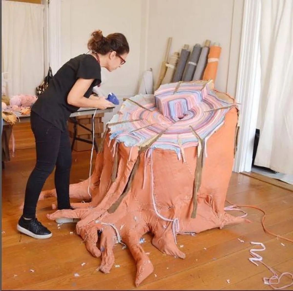 منحوتات جذوع أشجار من الملابس