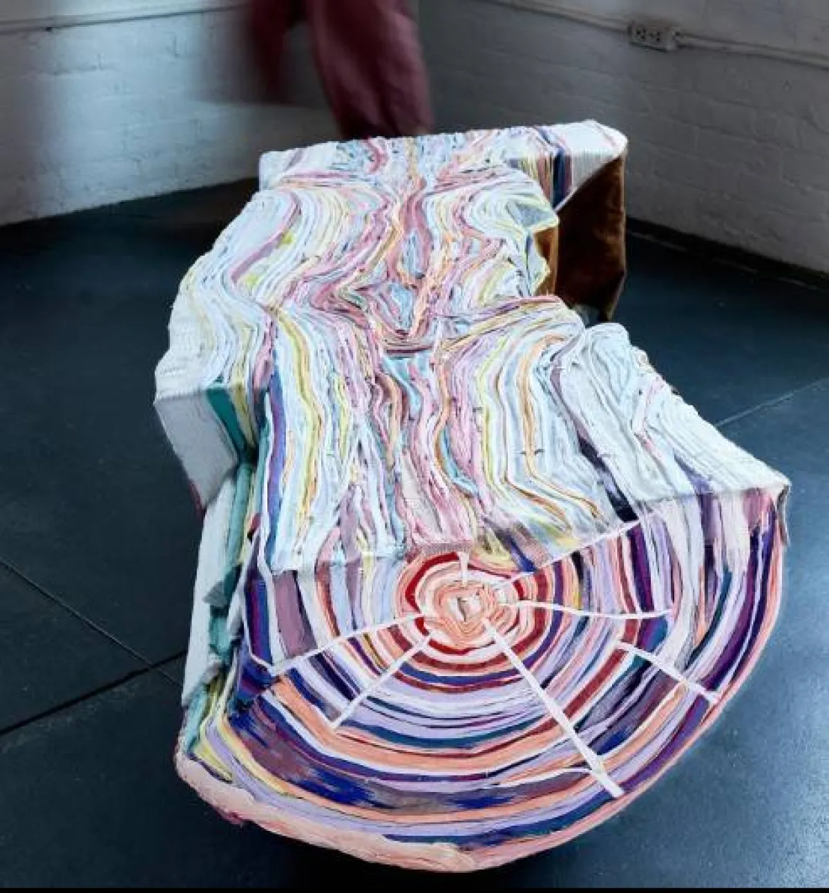 منحوتات جذوع أشجار من الملابس