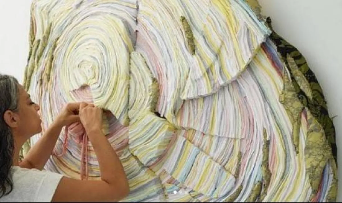 منحوتات جذوع أشجار من الملابس