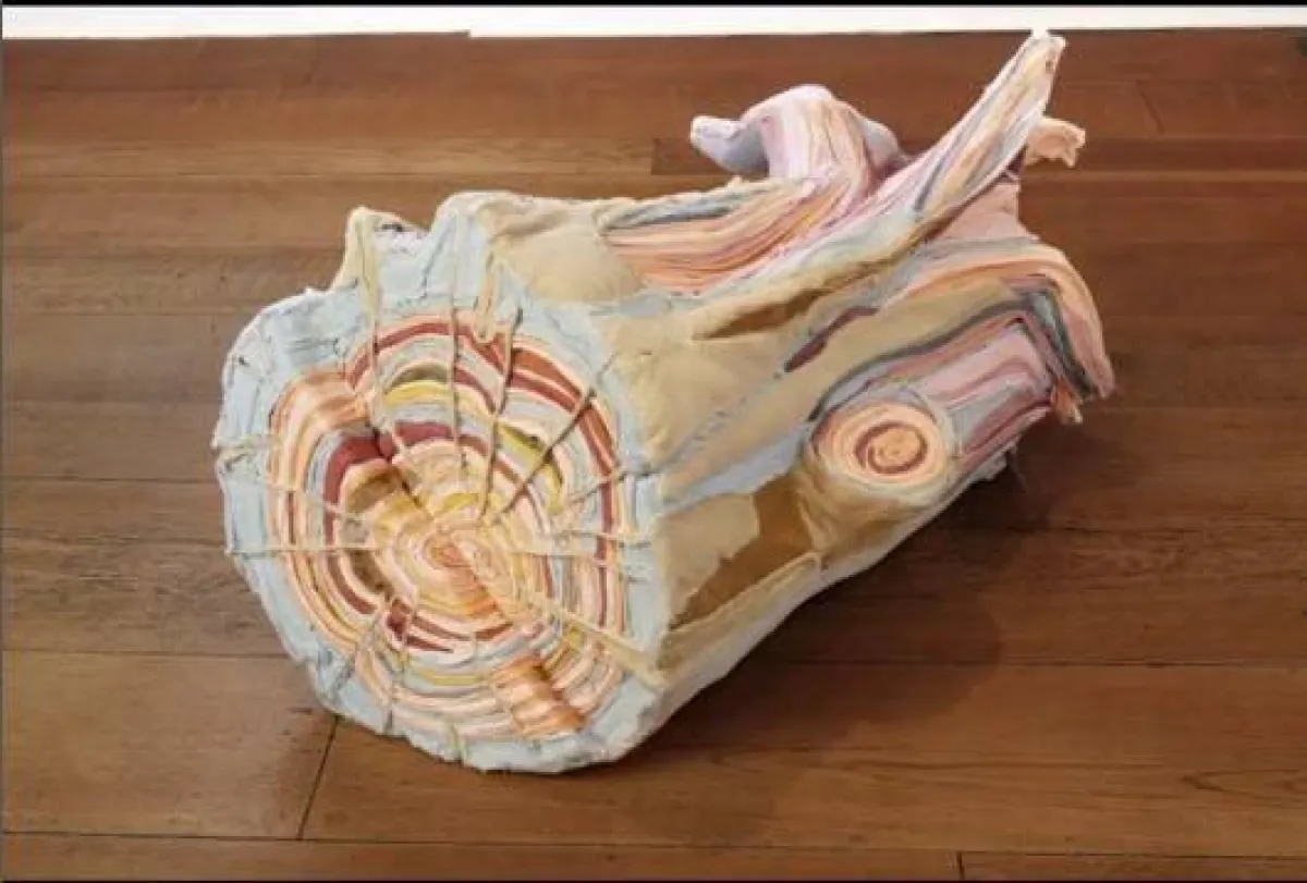 منحوتات جذوع أشجار من الملابس