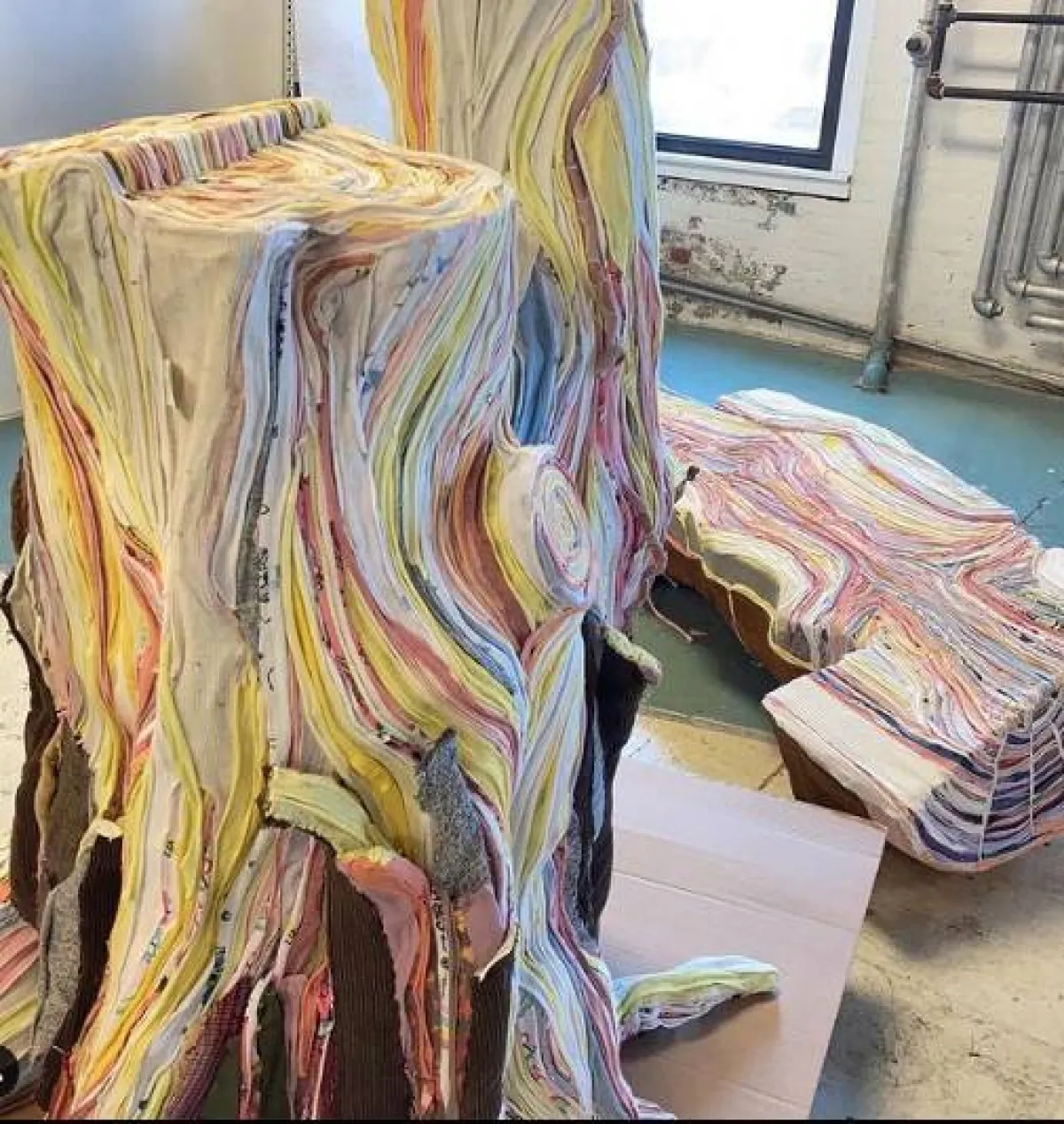 منحوتات جذوع أشجار من الملابس