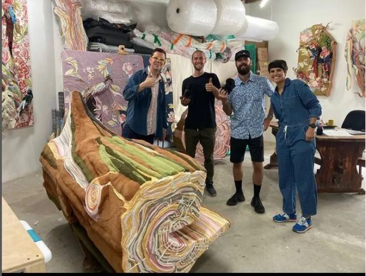 منحوتات جذوع أشجار من الملابس