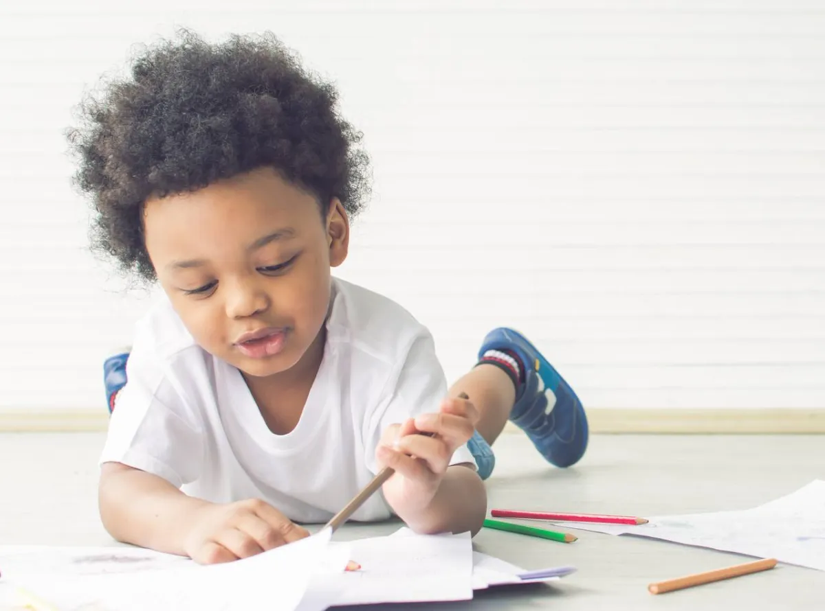 صورة لطفل يكتب اسمه